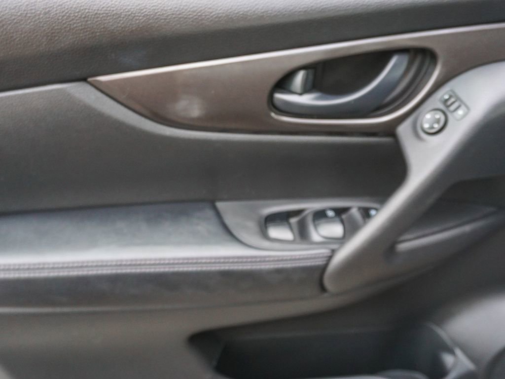 Used 2019 Nissan Rogue S image 19