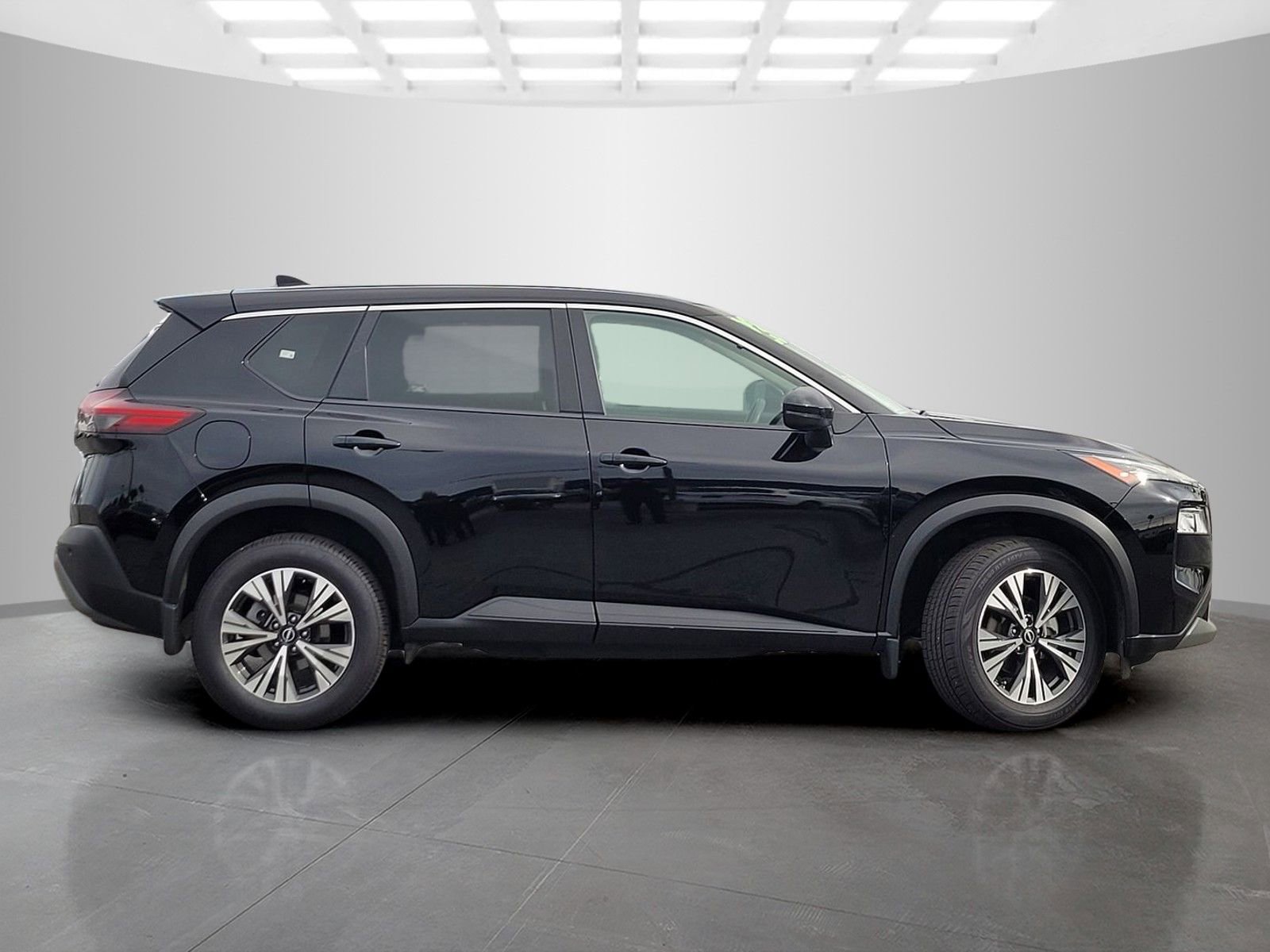 Used 2023 Nissan Rogue SV image 3