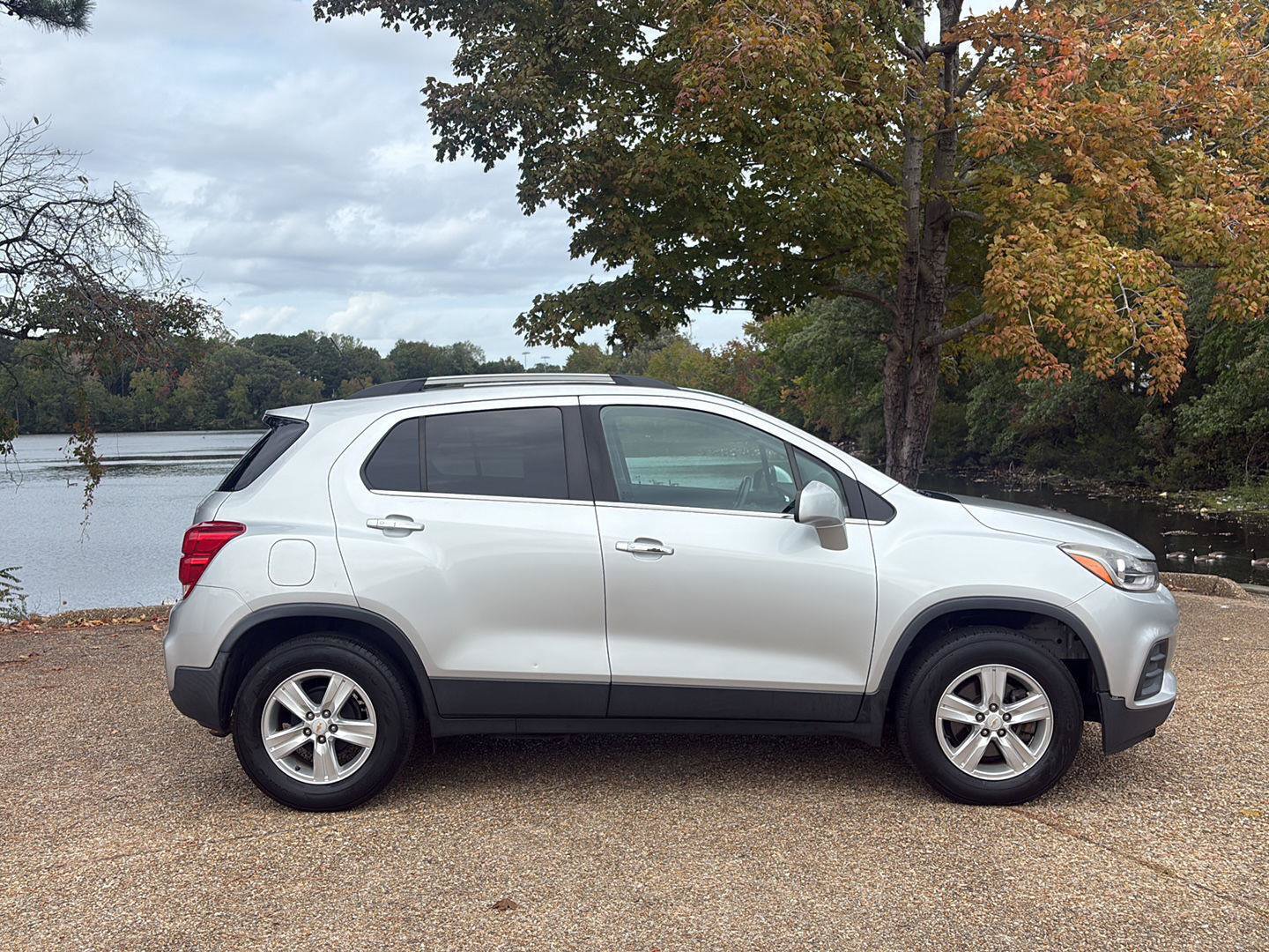 Used 2018 Chevrolet Trax LT w/ LT Convenience Package FWD image 3