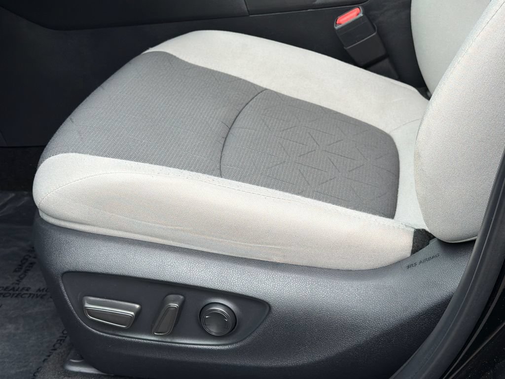 Used 2025 Toyota RAV4 XLE AWD/4WD image 18