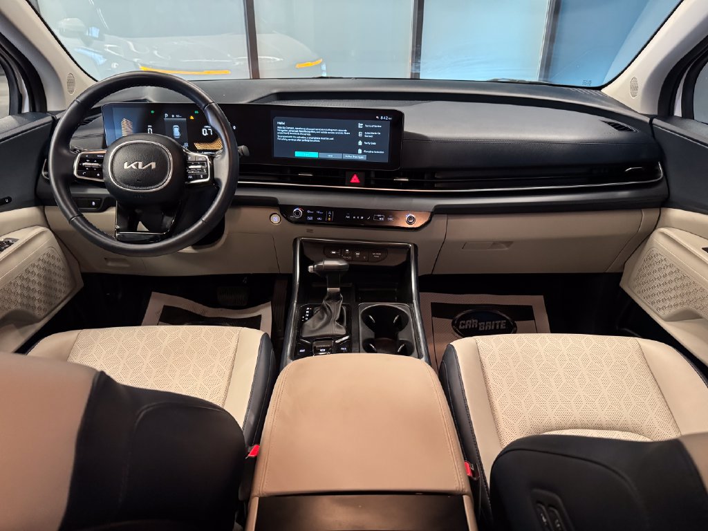 Used 2025 Kia Carnival EX FWD image 9