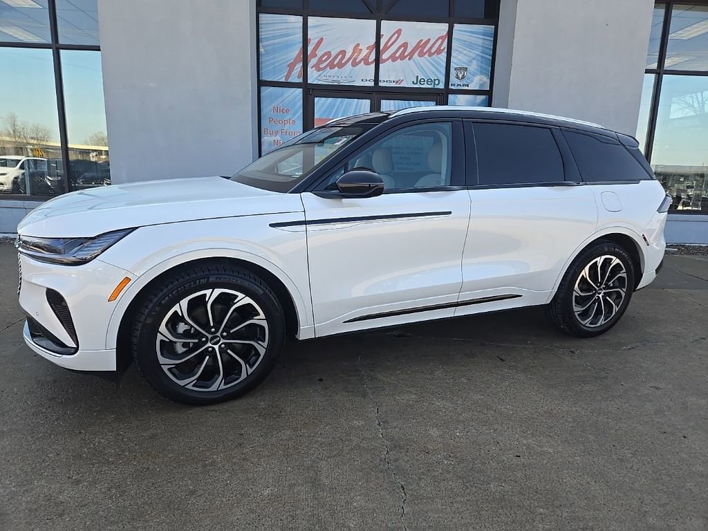 Used 2025 Lincoln Nautilus Reserve image 4