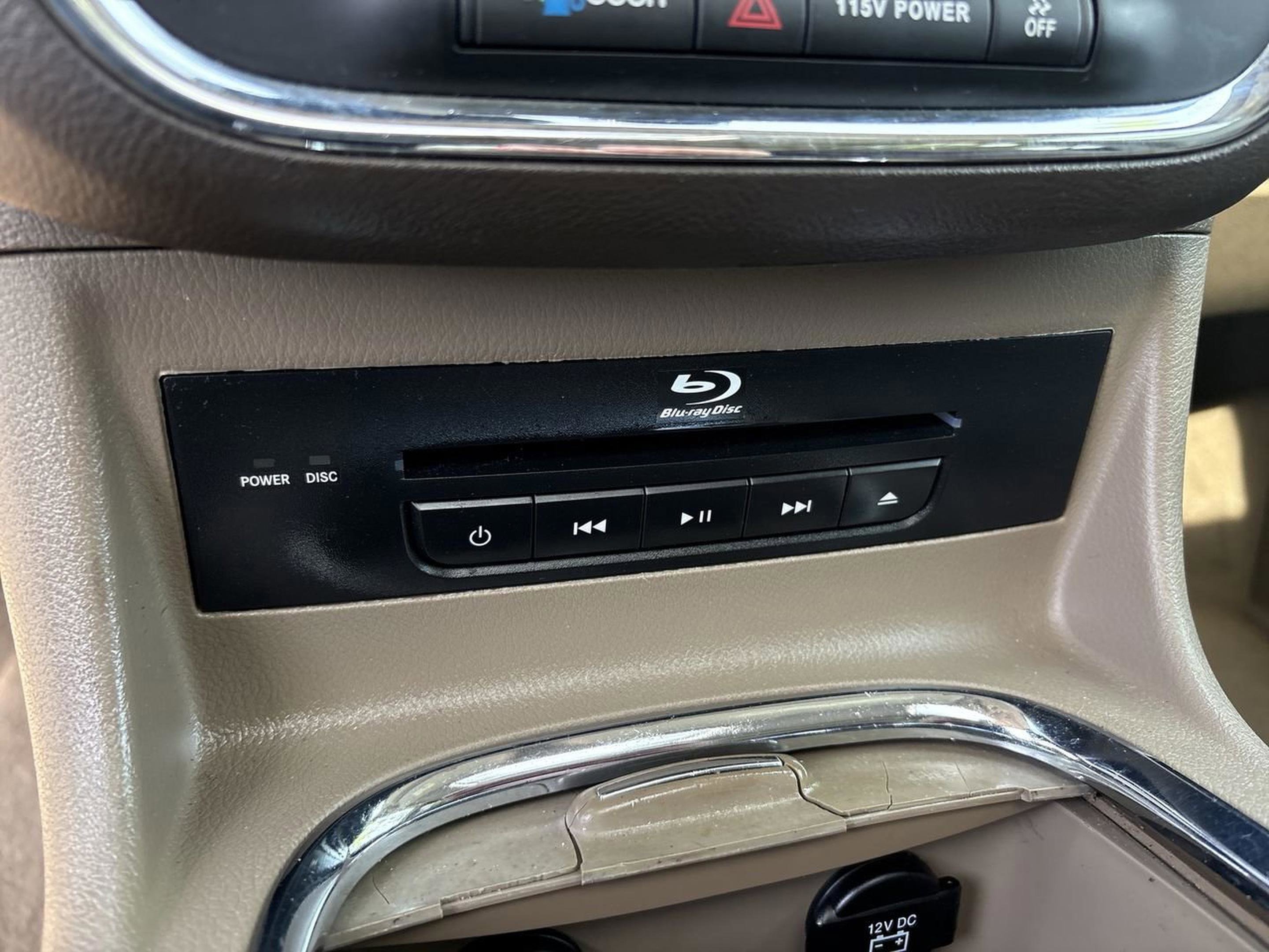 Used 2015 Chrysler Town & Country Limited Platinum FWD image 28