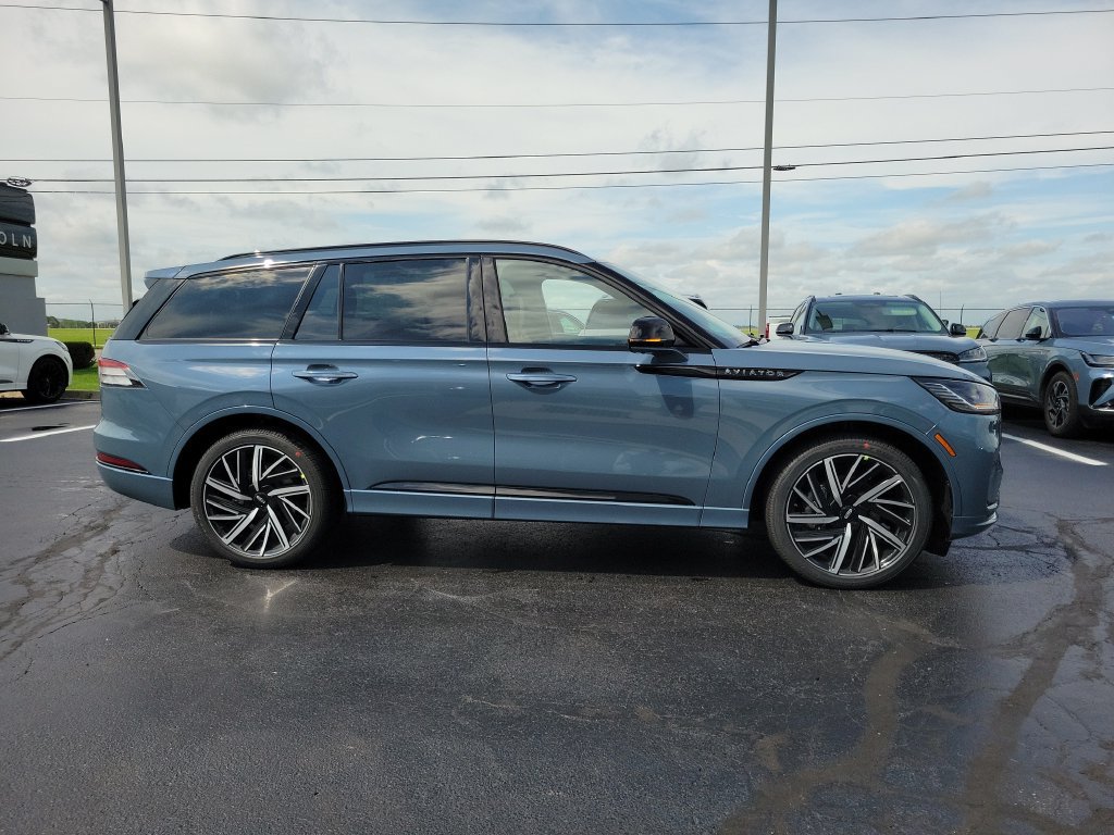 New 2026 Lincoln Aviator Black Label w/ Jet Appearance Package AWD/4WD image 3