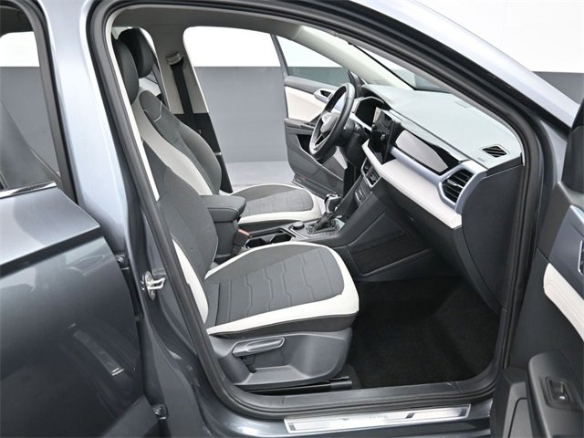 Certified 2025 Volkswagen Taos SE image 32