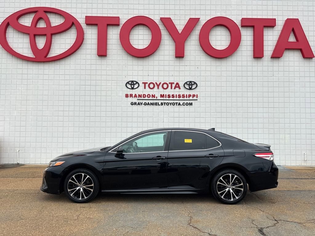 Used 2020 Toyota Camry SE image 2