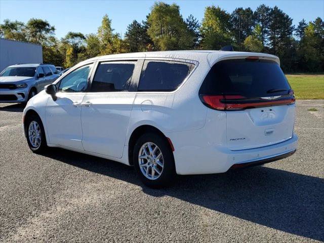 Certified 2023 Chrysler Pacifica Touring-L image 3