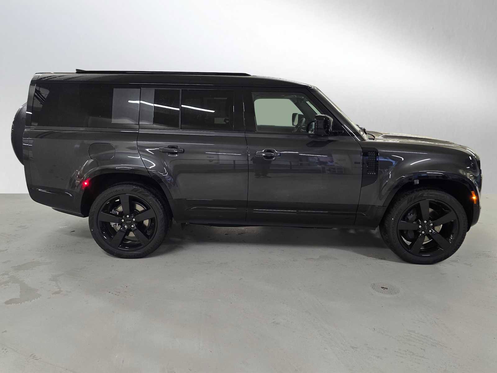 New 2026 Land Rover Defender 130 X-Dynamic SE image 6