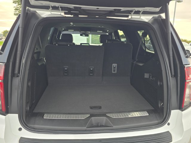 Used 2023 Chevrolet Suburban Premier RWD image 16