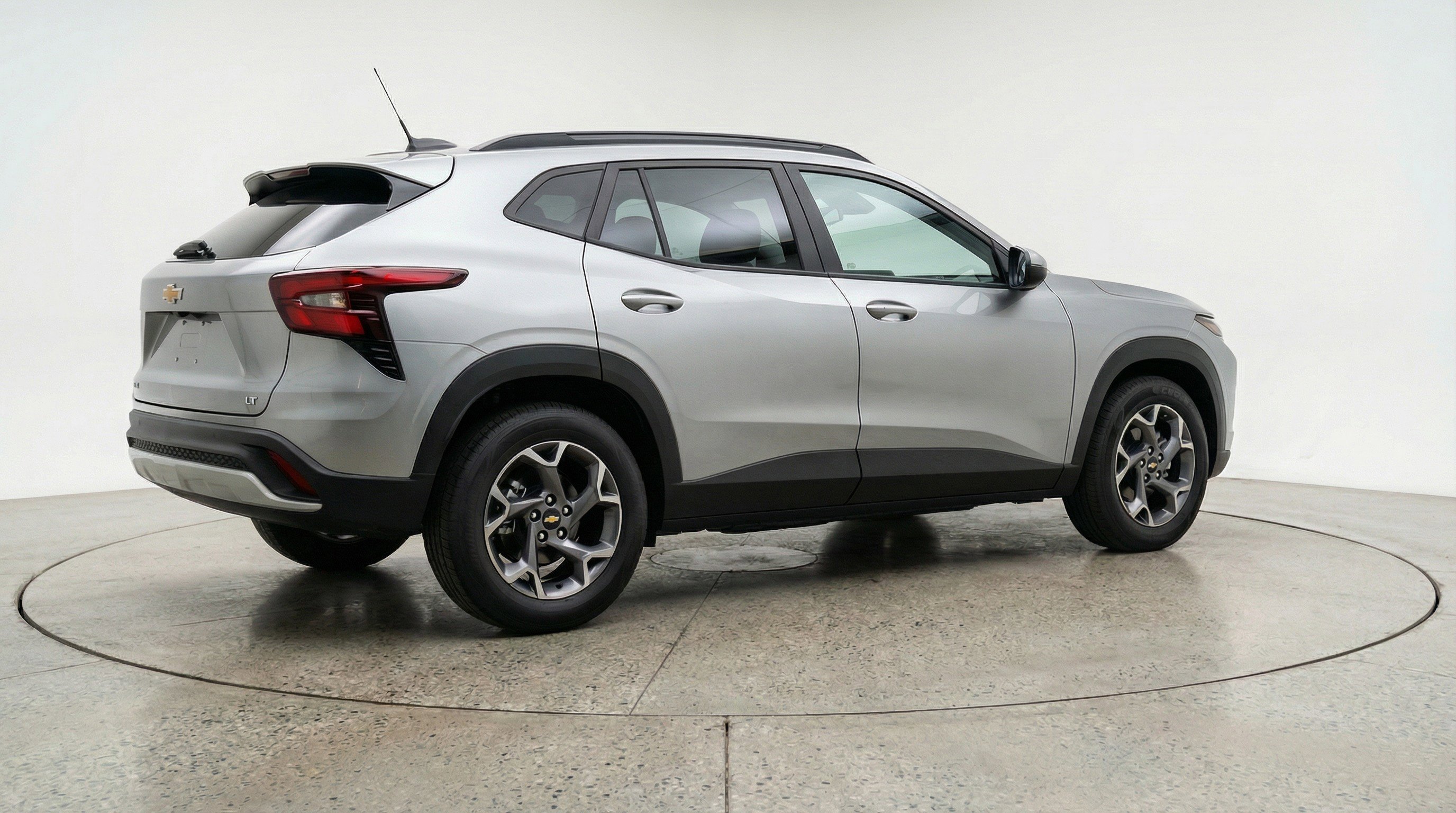 Used 2025 Chevrolet Trax LT FWD image 9