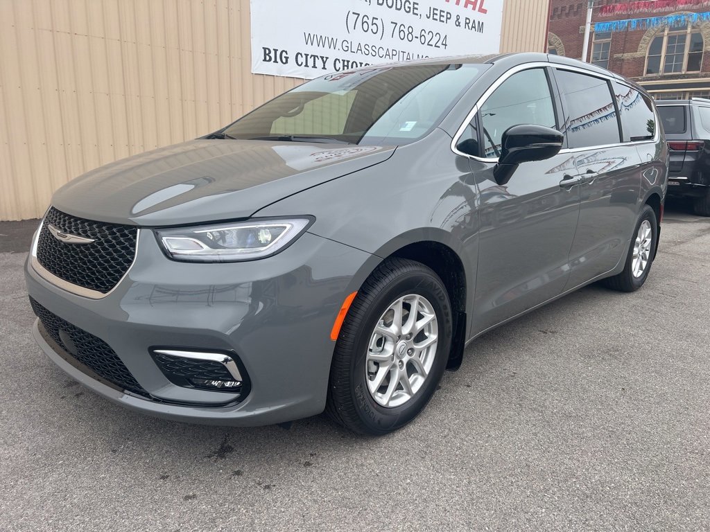 New 2025 Chrysler Pacifica Select image 1