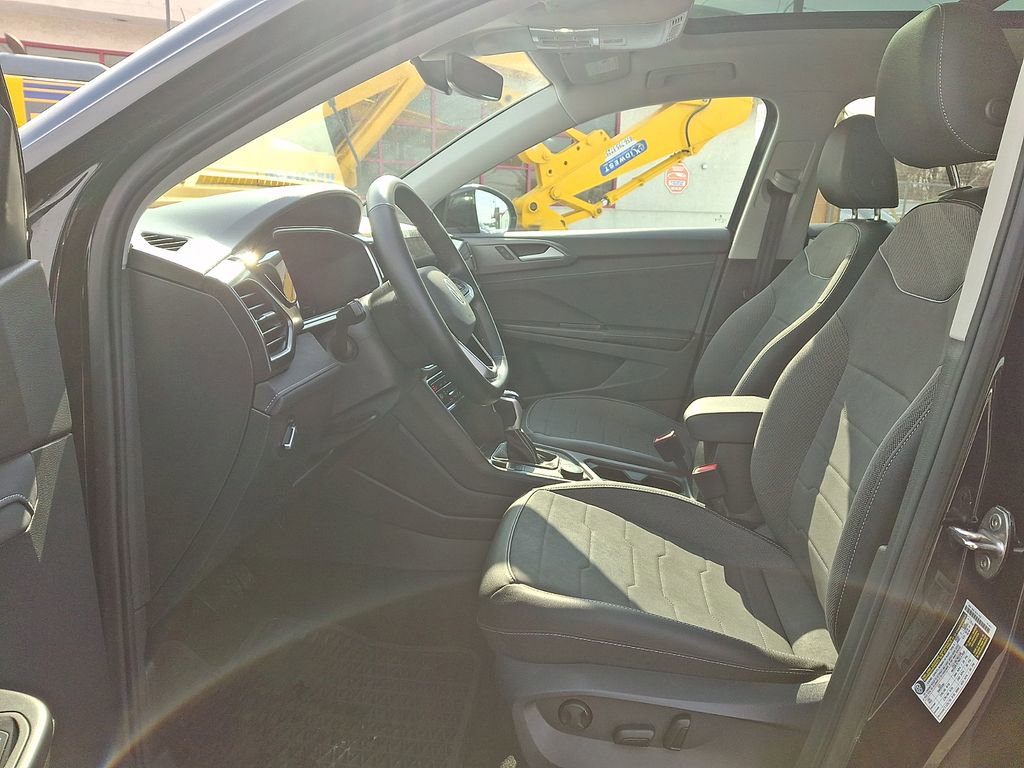 Certified 2025 Volkswagen Taos SE AWD/4WD image 13