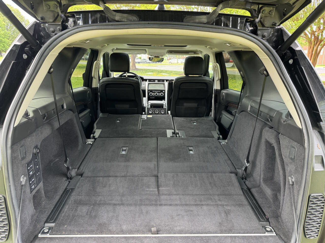 Used 2017 Land Rover Discovery HSE AWD/4WD image 34