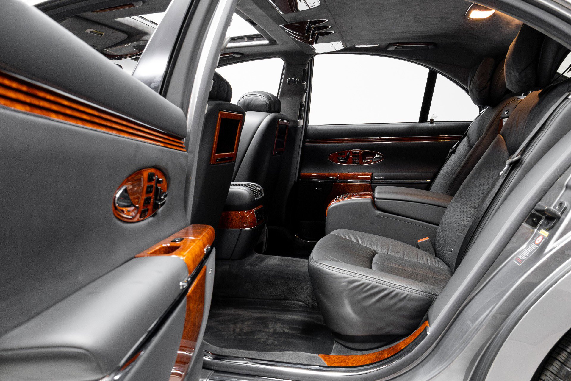 Used 2004 Maybach 57 image 47