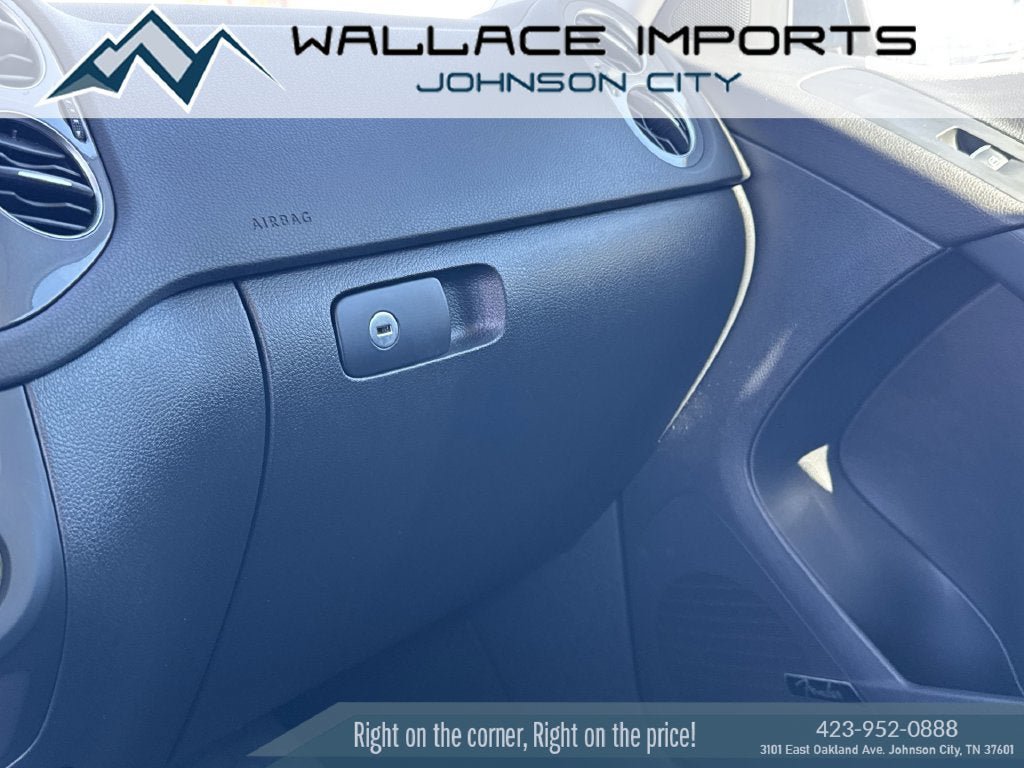 Used 2017 Volkswagen Tiguan SEL AWD/4WD image 12