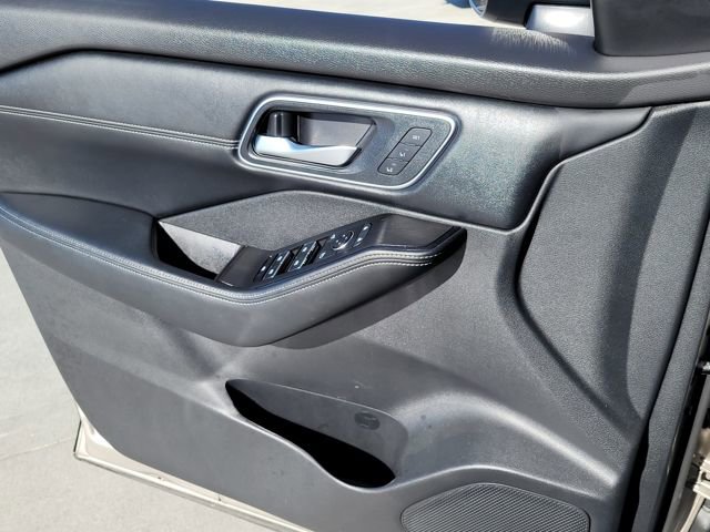 Used 2025 Nissan Rogue Platinum image 7