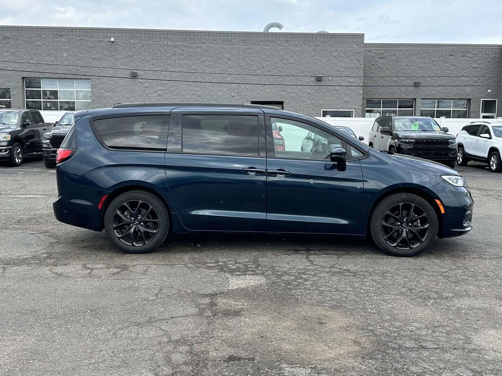 Used 2023 Chrysler Pacifica Touring-L w/ S Appearance Package FWD image 2