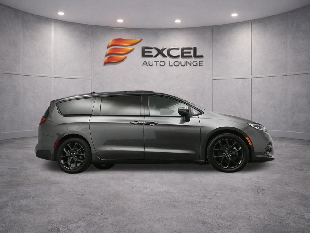 Used 2022 Chrysler Pacifica Touring-L w/ Uconnect Theater Family Group image 48