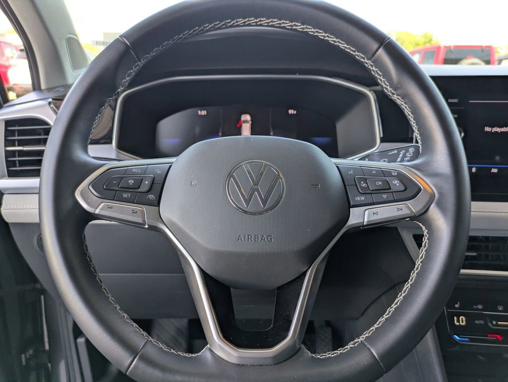 Used 2025 Volkswagen Taos SE FWD image 21