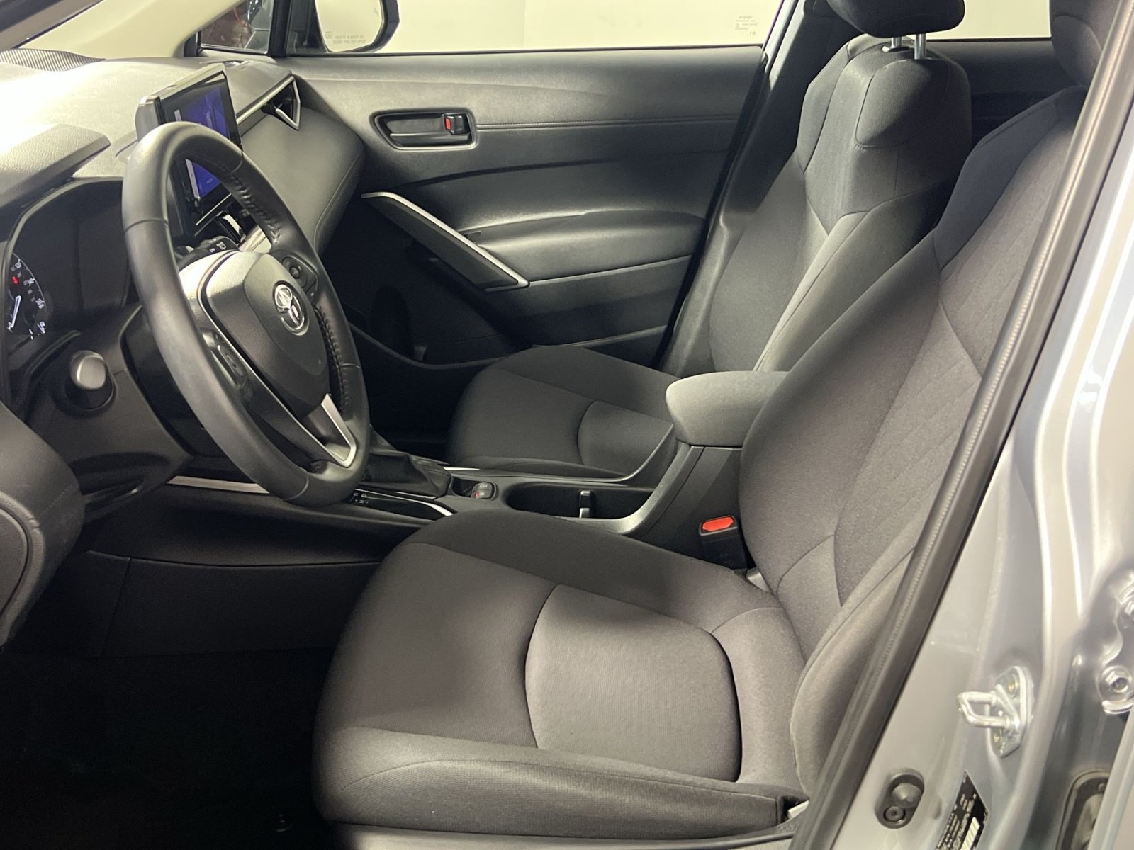 Used 2025 Toyota Corolla Cross LE FWD image 13