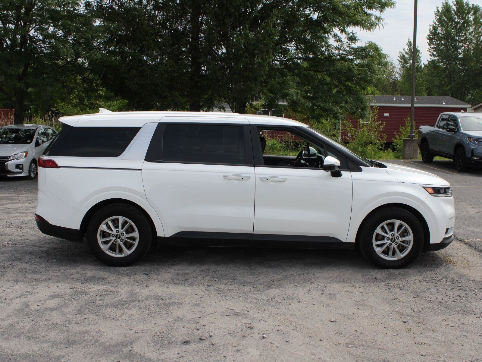 Used 2024 Kia Carnival LX FWD image 4