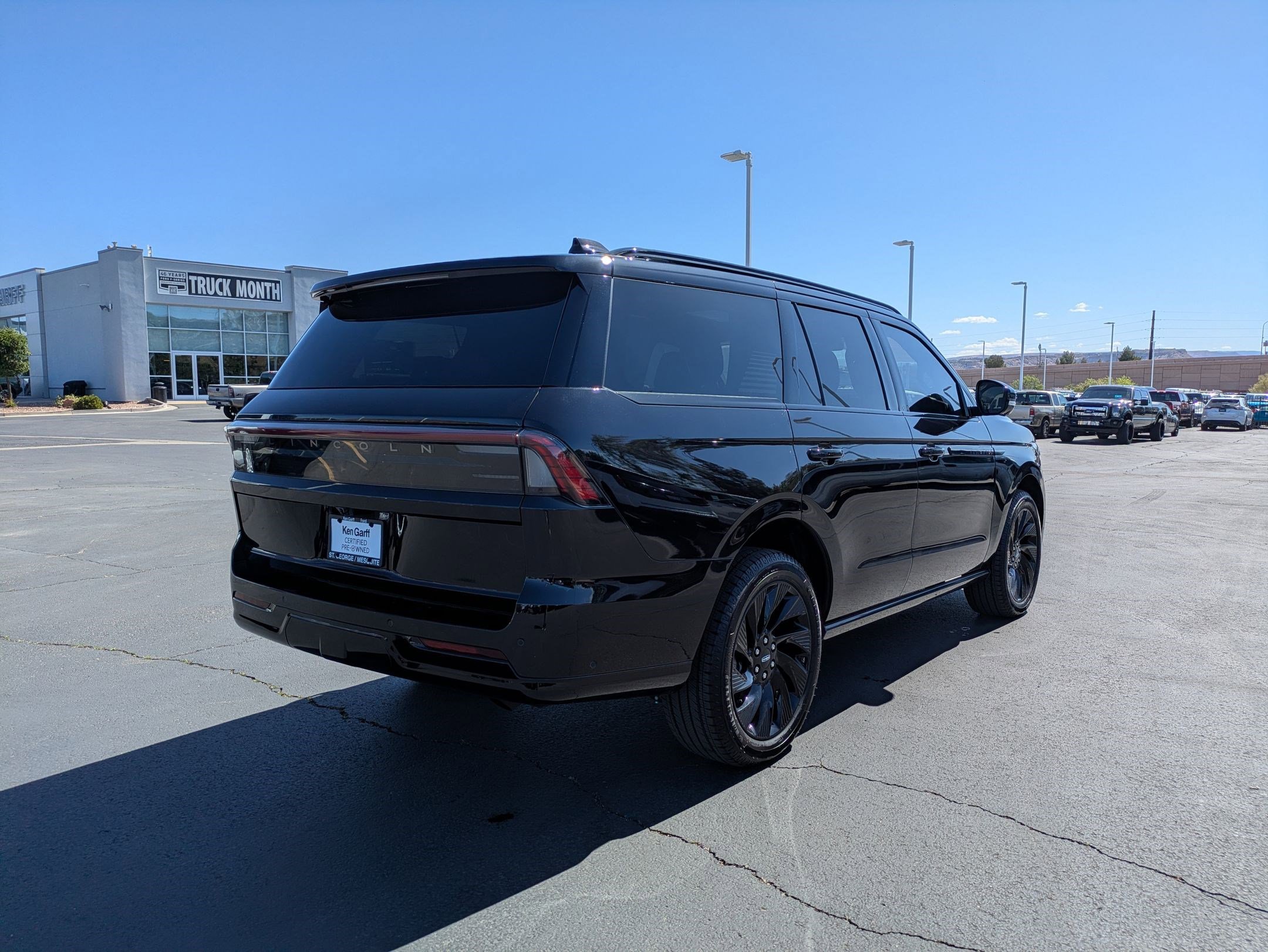 Used 2025 Lincoln Navigator Reserve w/ Jet Appearance Package AWD/4WD image 3
