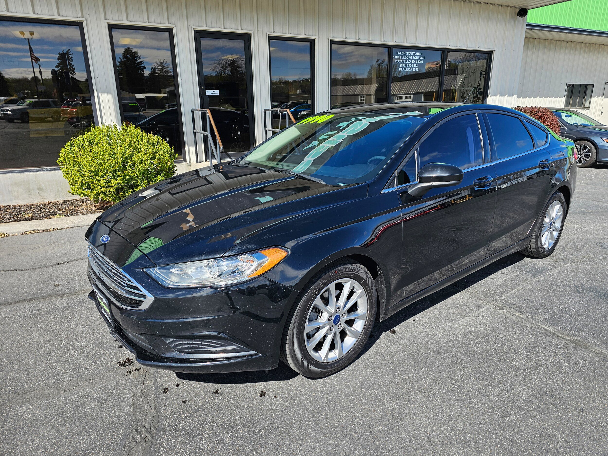 Used 2017 Ford Fusion SE w/ Fusion SE Technology Package FWD image 2