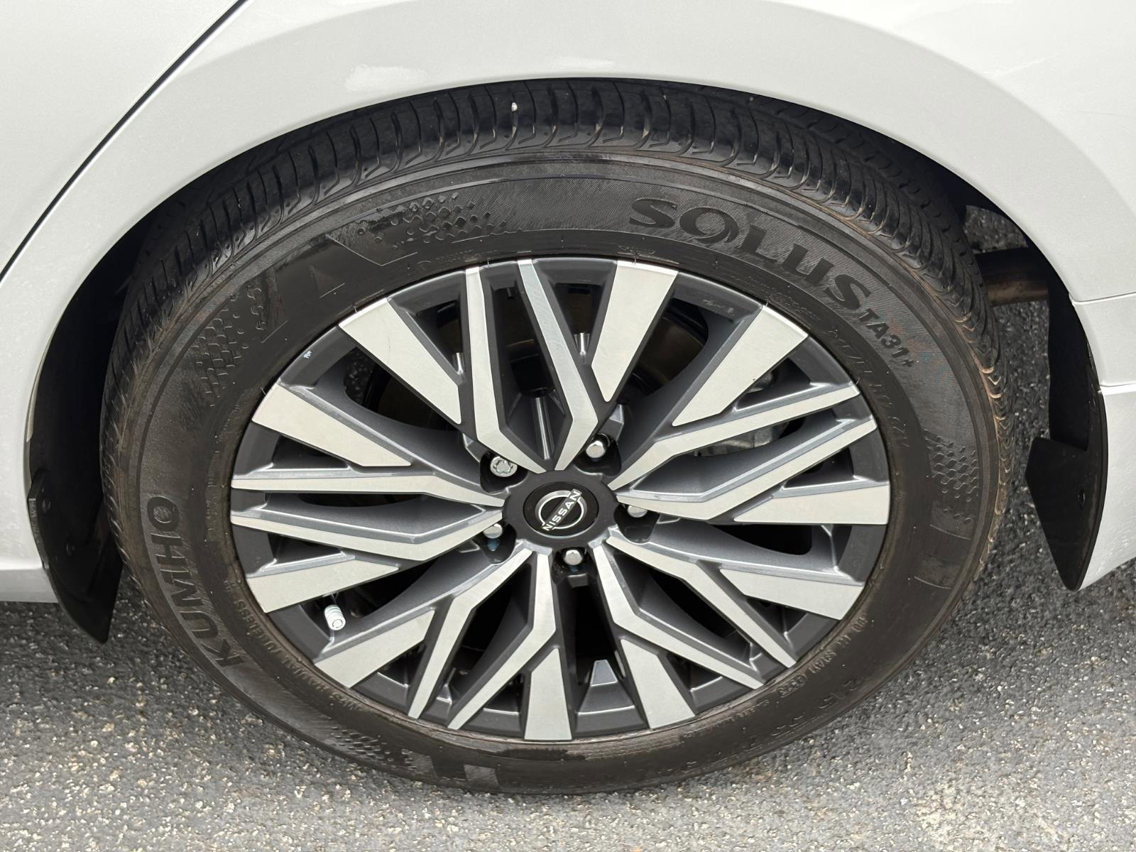 Used 2024 Nissan Altima 2.5 SV w/ SV Premium Package FWD image 13