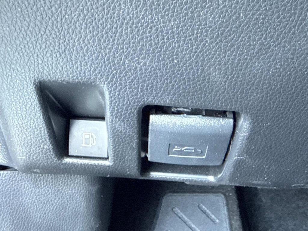 Used 2025 Toyota RAV4 LE image 42