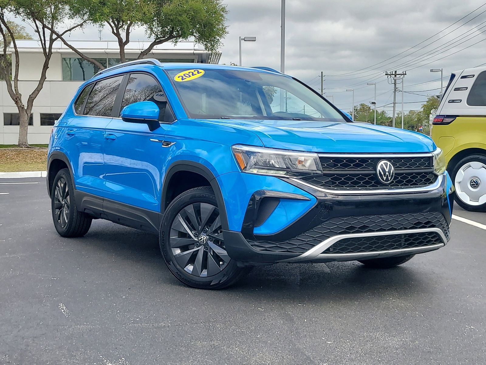 Used 2022 Volkswagen Taos SE image 2