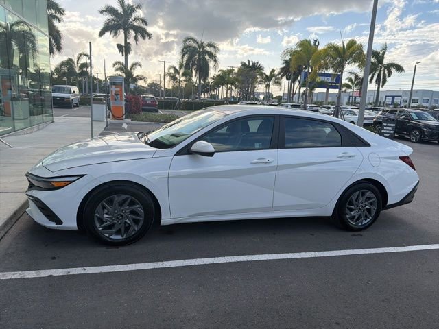 Used 2024 Hyundai Elantra SEL FWD image 5