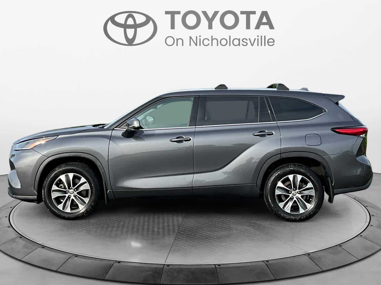 Used 2021 Toyota Highlander XLE AWD/4WD image 3