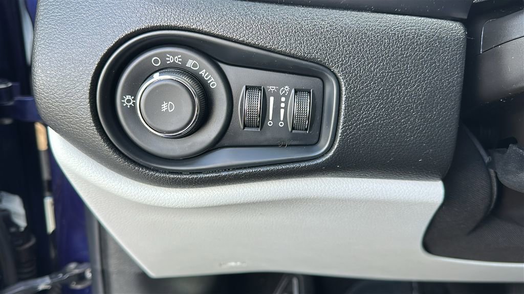 Used 2018 Jeep Renegade Latitude w/ Popular Equipment Group image 20