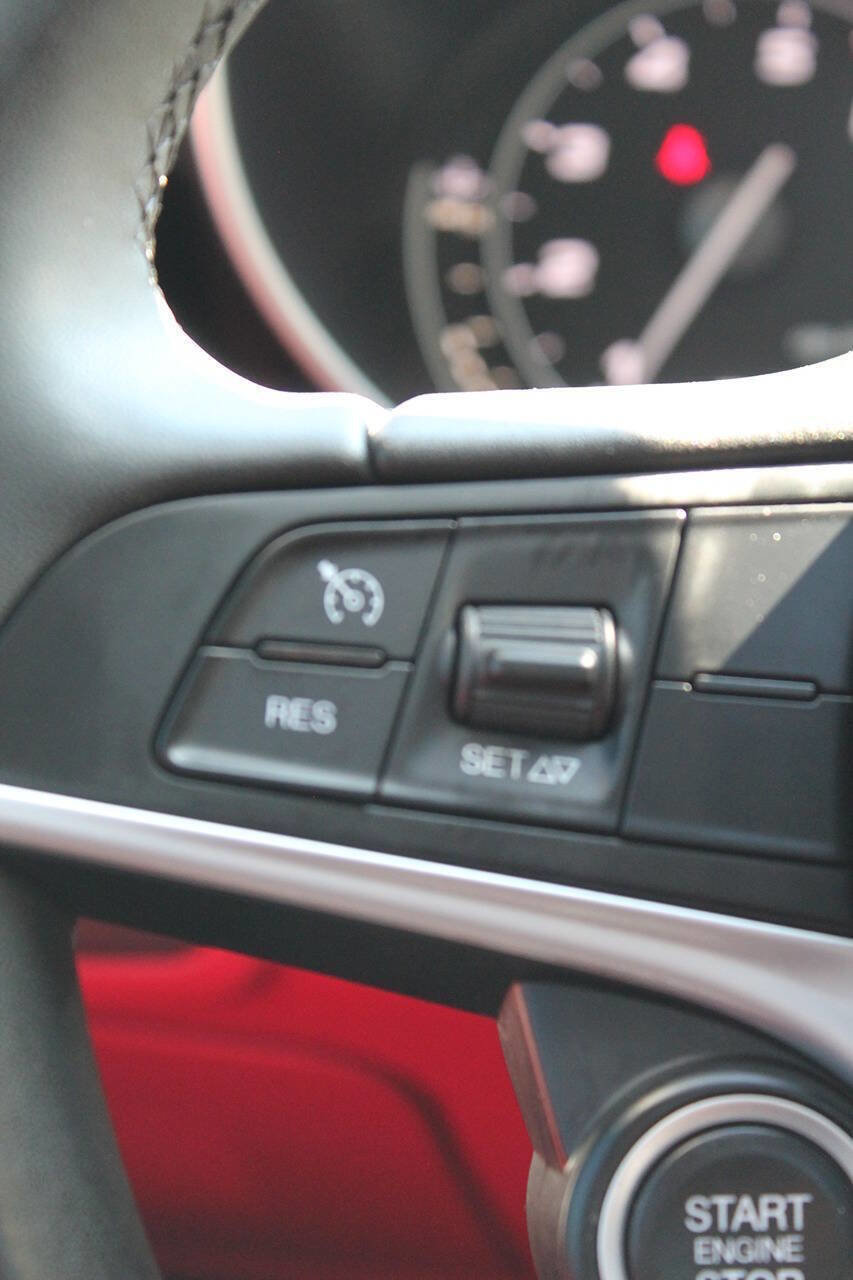 Used 2019 Alfa Romeo Giulia Ti w/ Nero Edizione image 28
