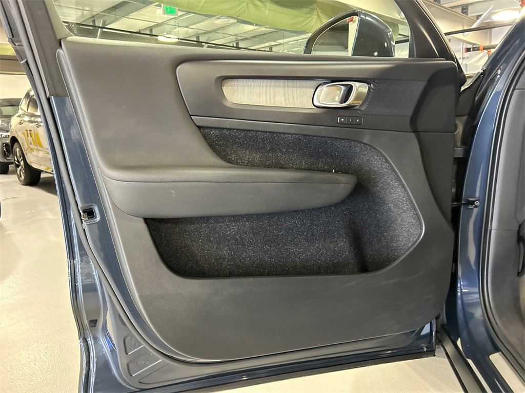 Used 2021 Volvo XC40 T5 Inscription w/ Climate Package image 9