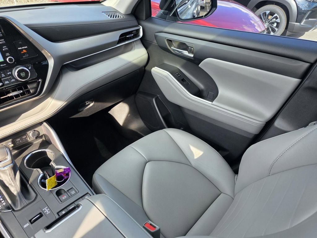 Used 2022 Toyota Highlander XLE FWD image 29