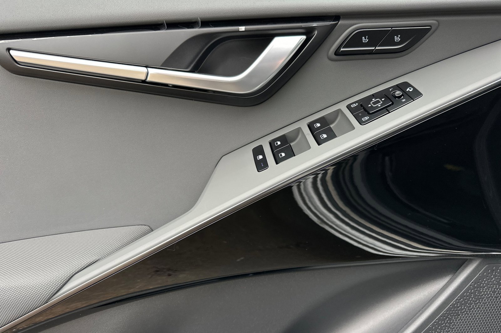 New 2025 Kia Niro SX Touring image 7