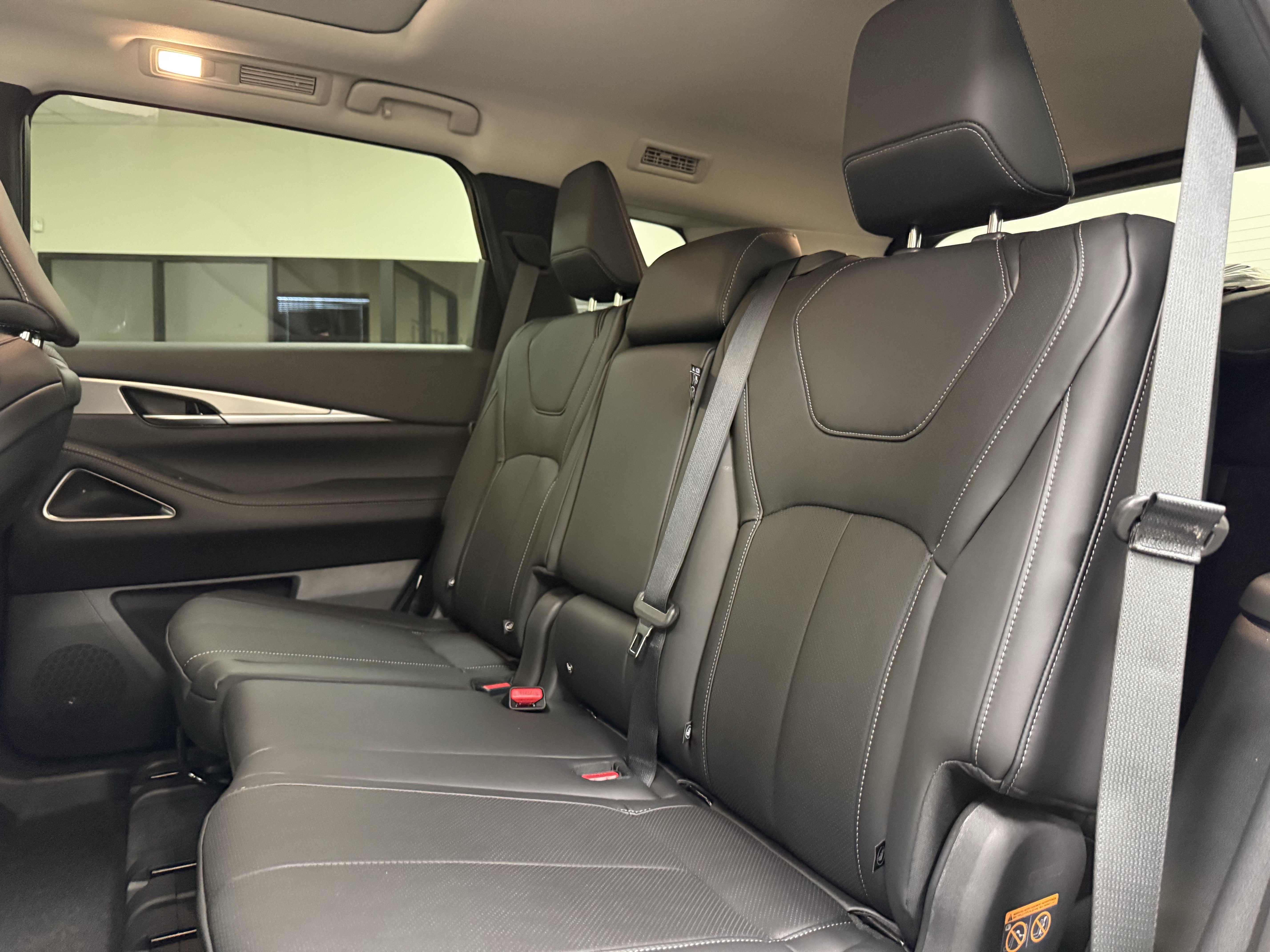 Certified 2027 INFINITI QX60 Luxe w/ Family Package FWD image 15