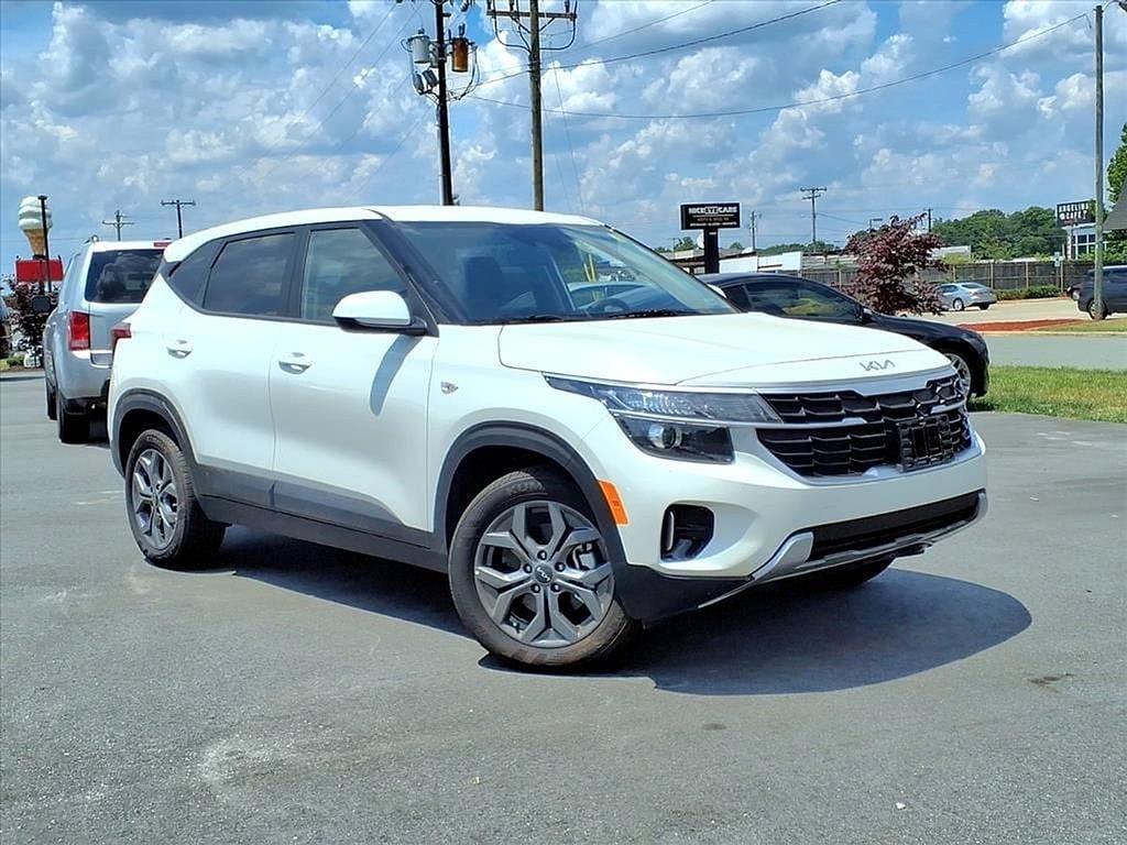 Used 2025 Kia Seltos LX AWD/4WD image 1