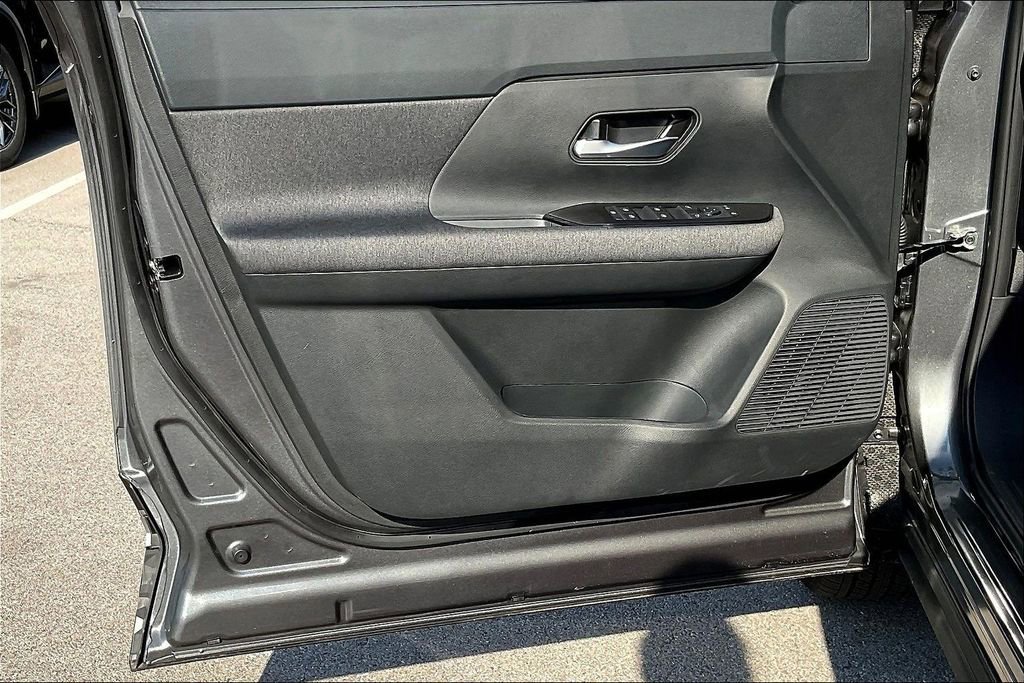 Used 2025 Nissan Kicks SV AWD/4WD image 41