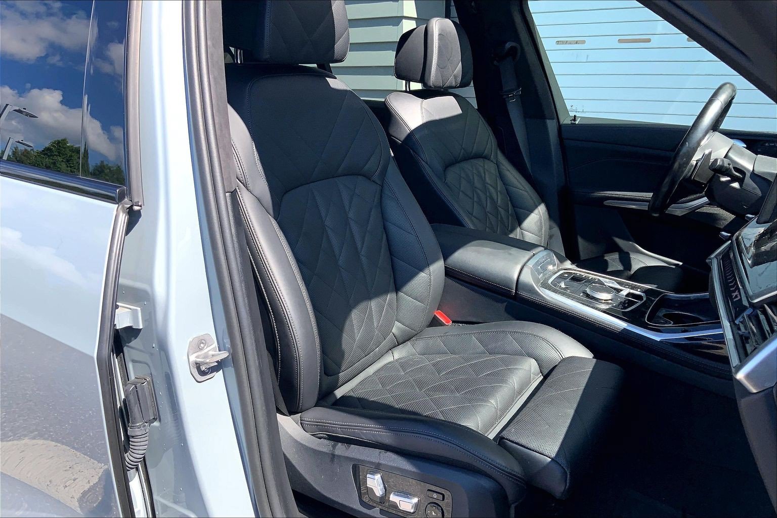Used 2024 BMW X7 xDrive40i w/ M Sport Package AWD/4WD image 19