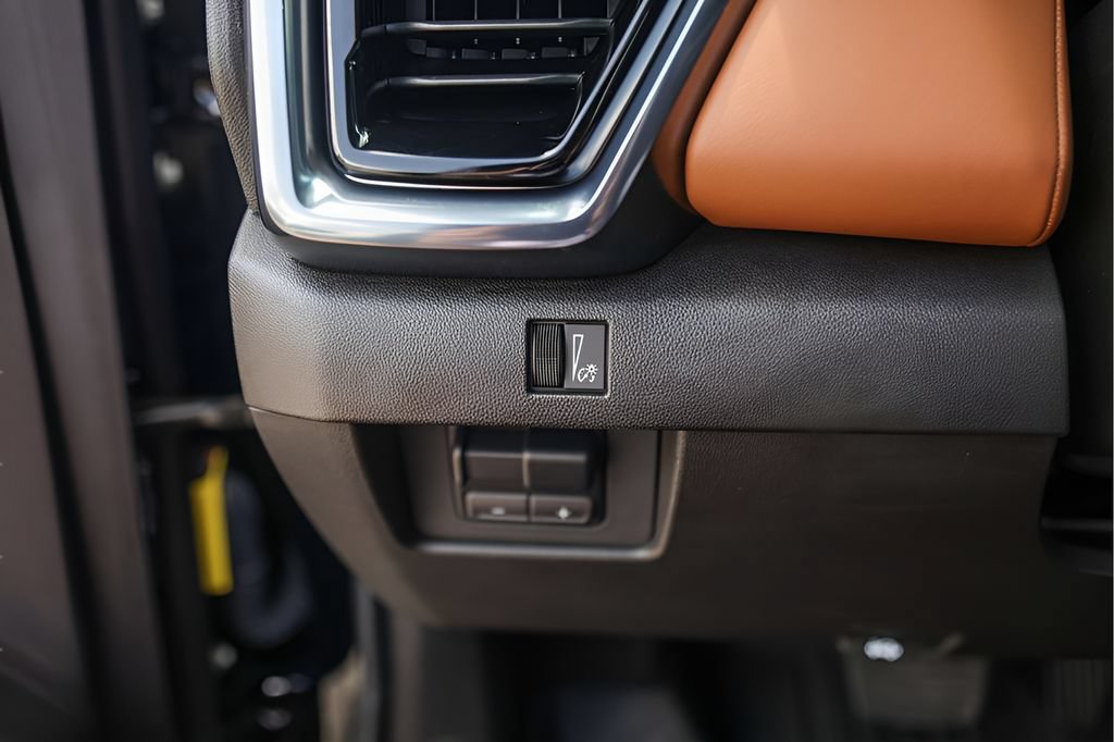 Used 2024 GMC Canyon AT4 w/ AT4 Premium Package AWD/4WD image 18