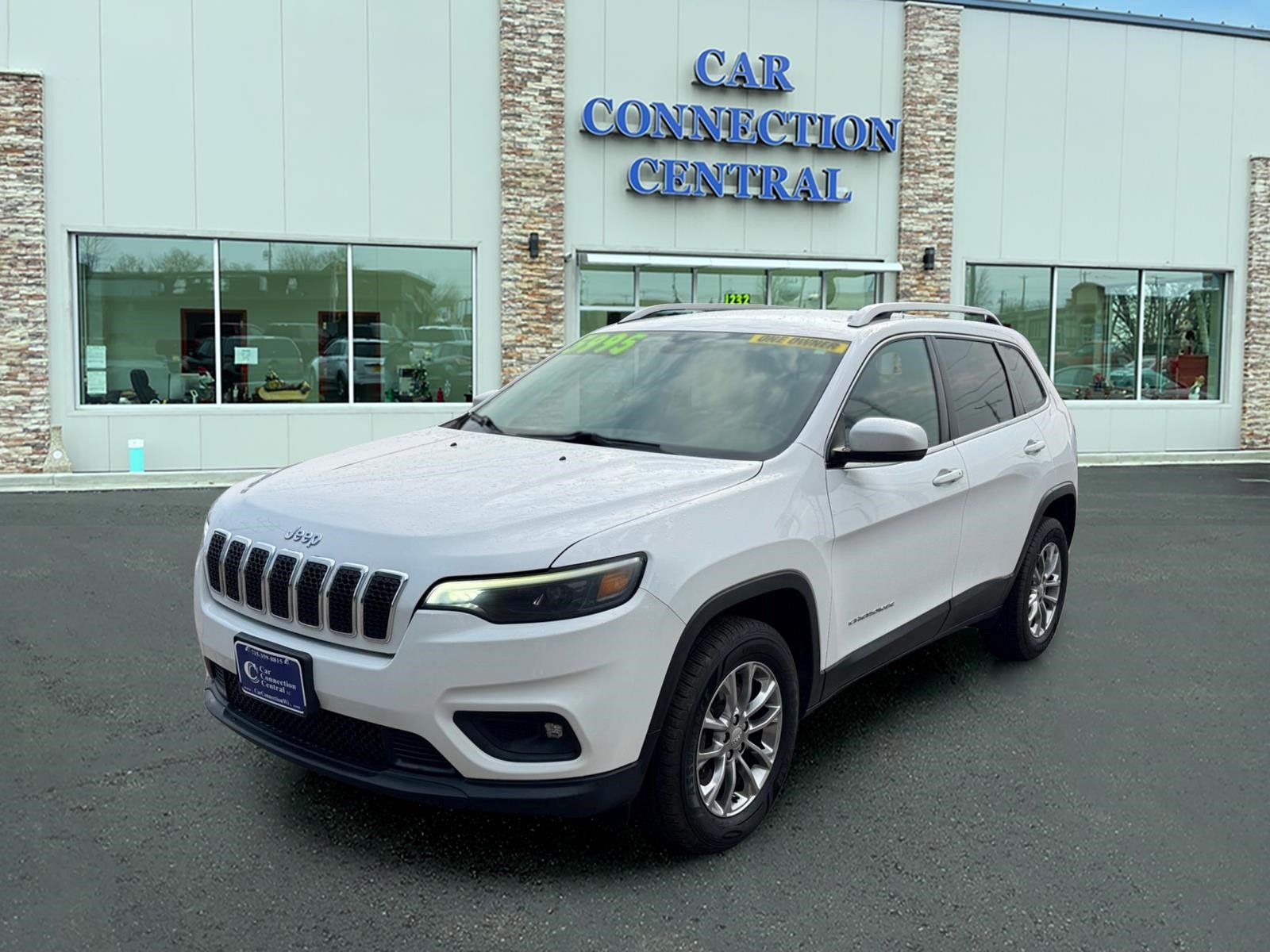 Used 2019 Jeep Cherokee Latitude Plus w/ Cold Weather Group AWD/4WD image 1