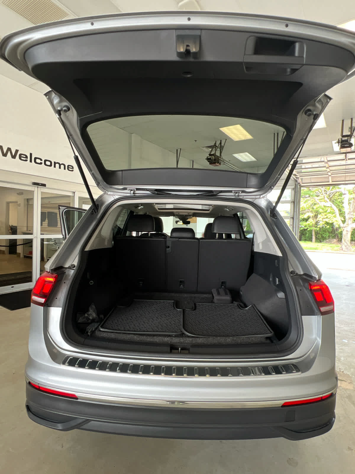 Used 2023 Volkswagen Tiguan SE w/ Panoramic Sunroof Package AWD/4WD image 13