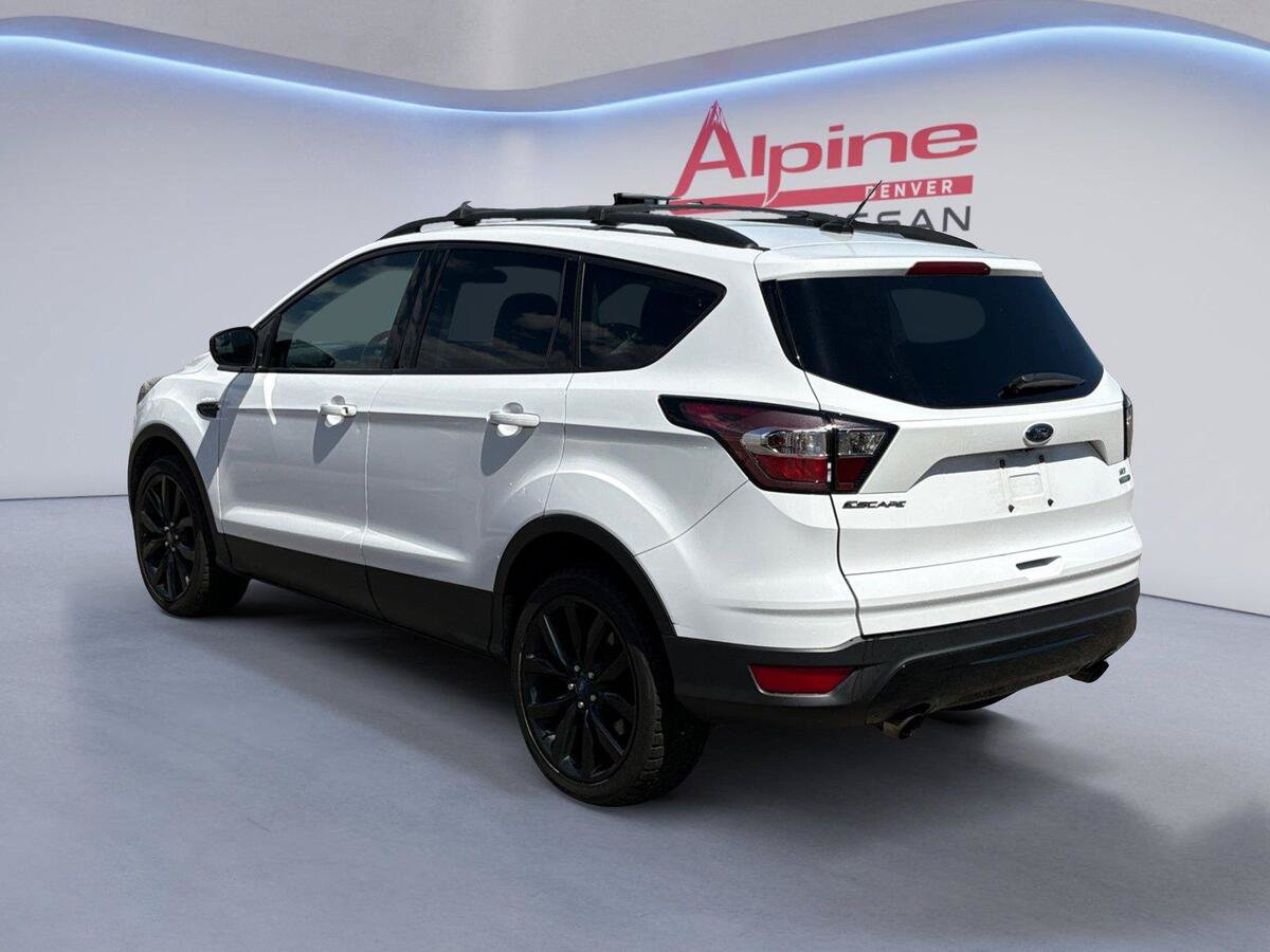 Used 2017 Ford Escape SE w/ SE Sport Appearance Package AWD/4WD image 3