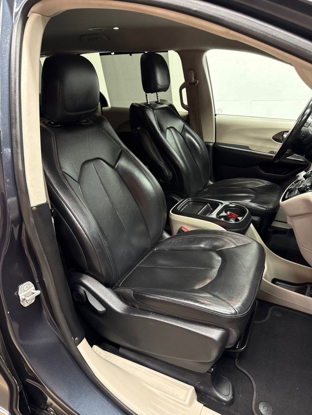 Used 2020 Chrysler Pacifica Touring-L image 29