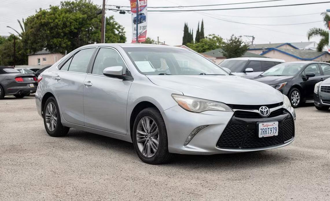 Used 2016 Toyota Camry SE image 1