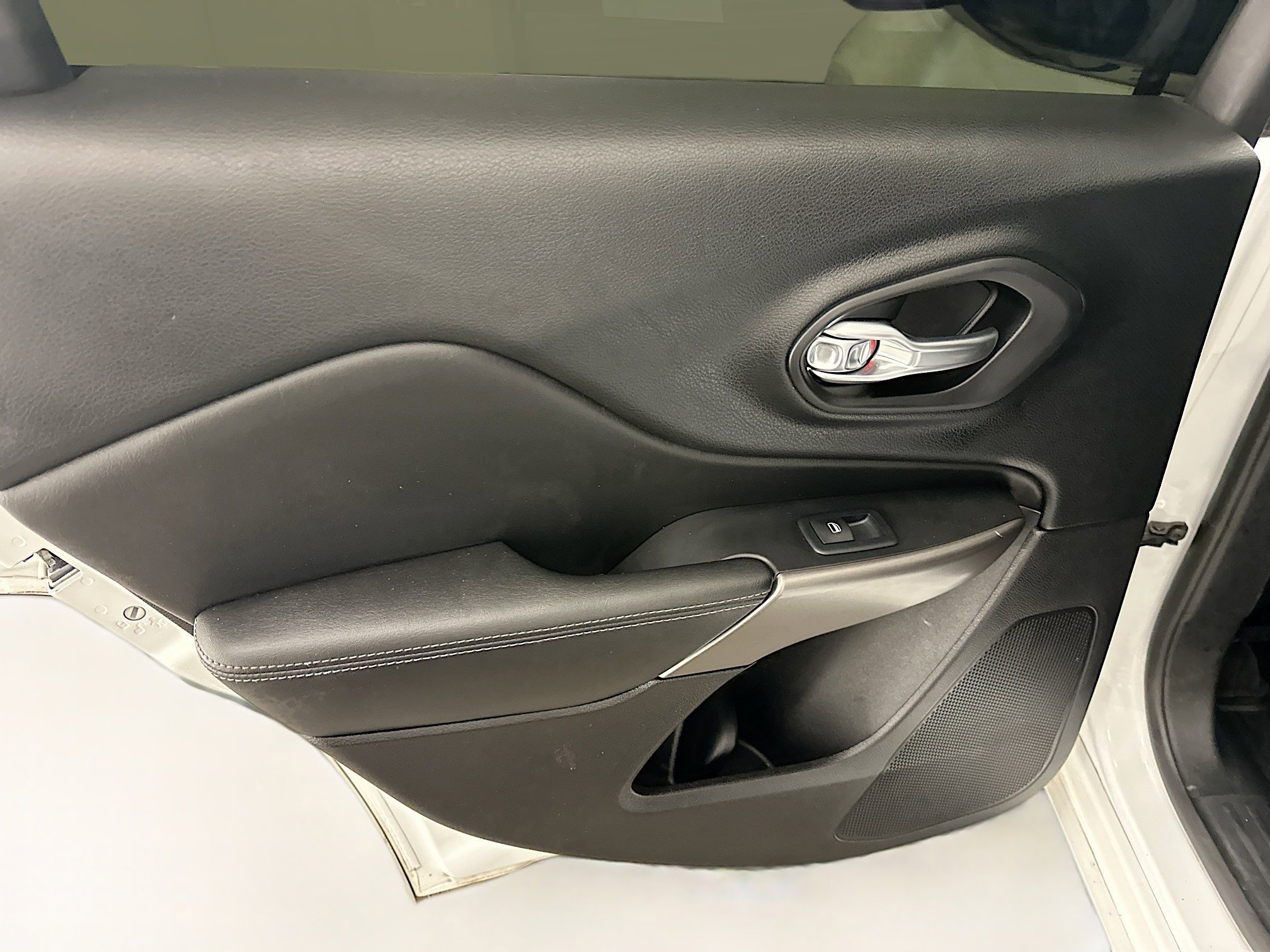Used 2019 Jeep Cherokee Overland image 28