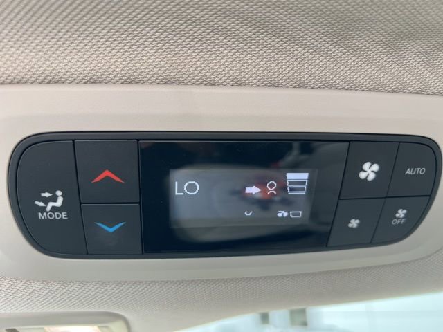 Used 2021 Chrysler Pacifica Limited w/ Uconnect Theater Family Group image 12