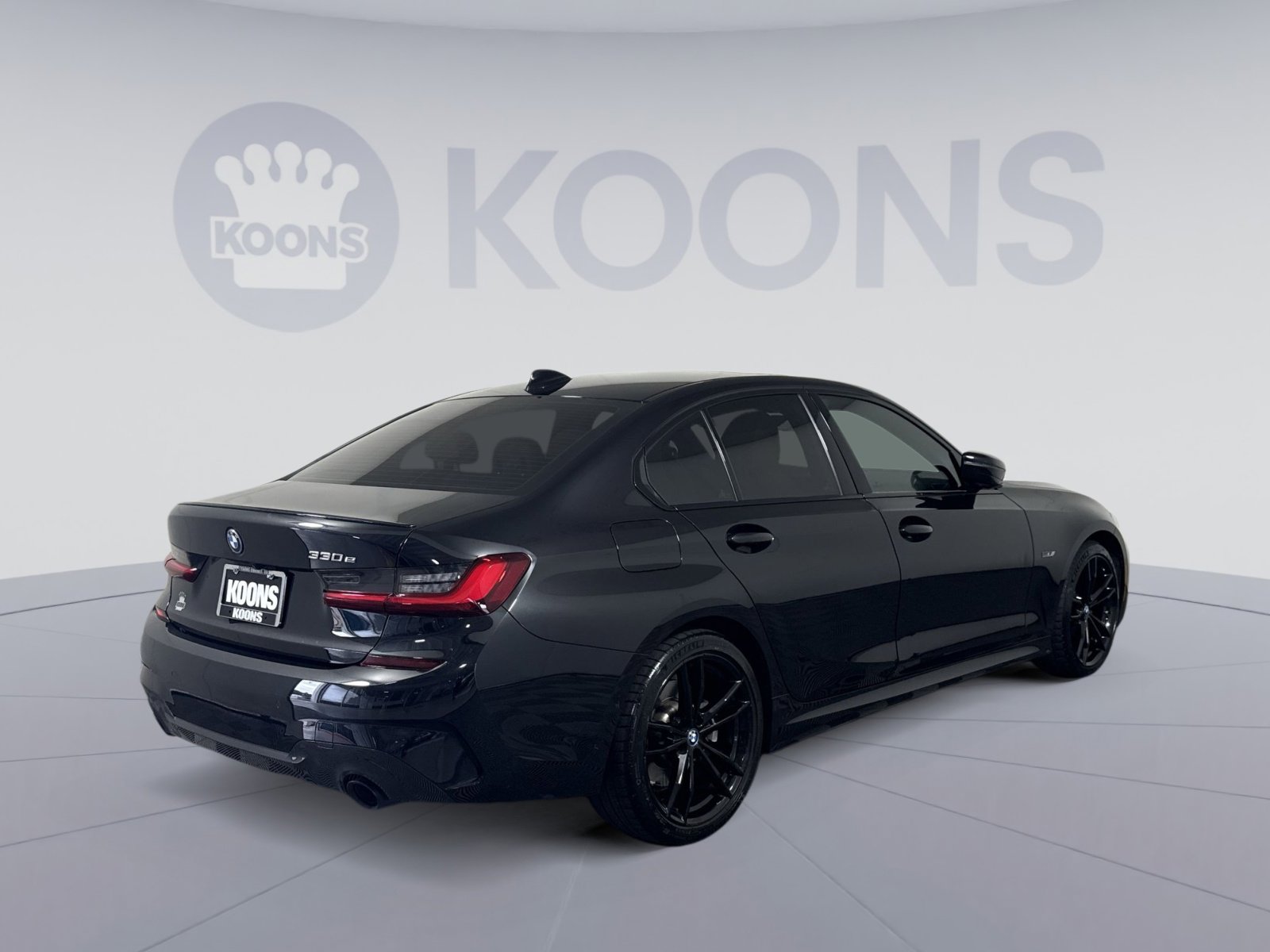 Used 2022 BMW 330e w/ M Sport Package RWD image 7